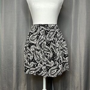 AMERICAN EAGLE MEDIUM B&W PAISLEY MINI SKIRT